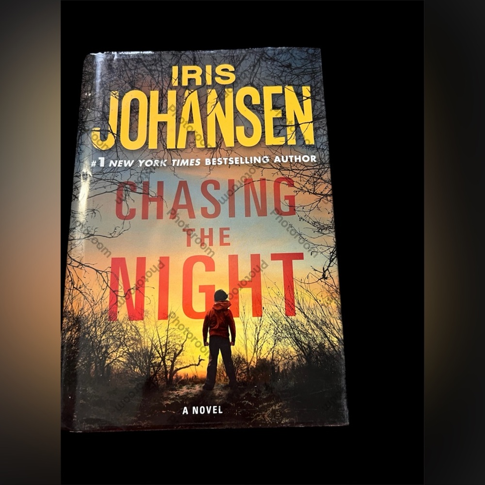 Chasing the Night by Iris Johansen hardcover book